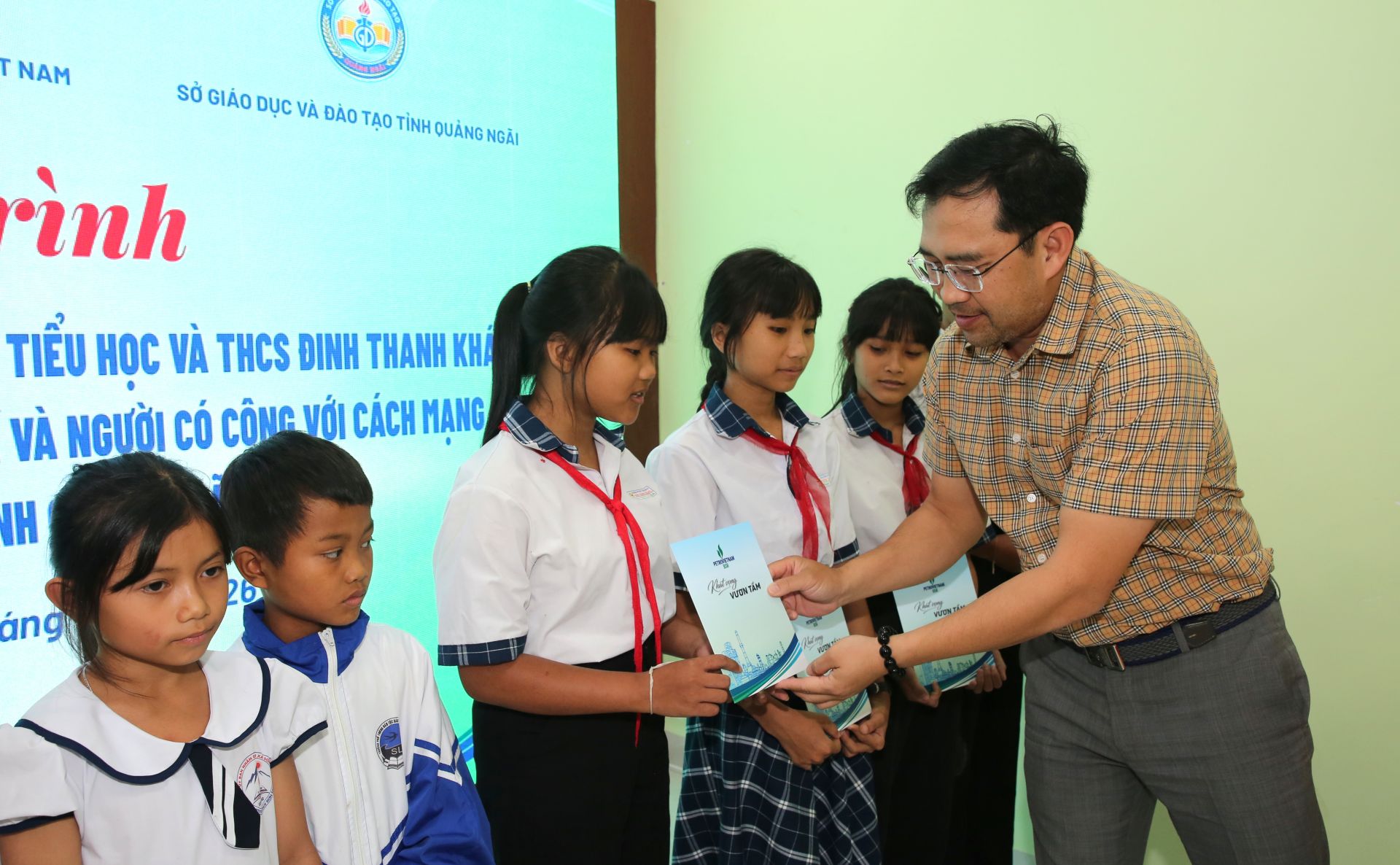 BSR trao c&aacute;c suất học bổng cho c&aacute;c em học sinh Trường PTDTBT TH&THCS Đinh Thanh Kh&aacute;ng