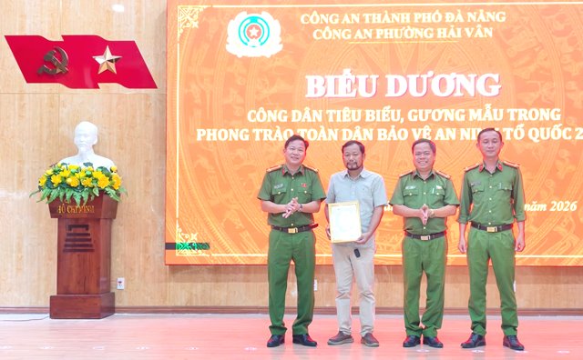 Đà Nẵng: Công an phường Hải Vân trao Thư khen về hành động trung thực của ông Thái Doãn Mão