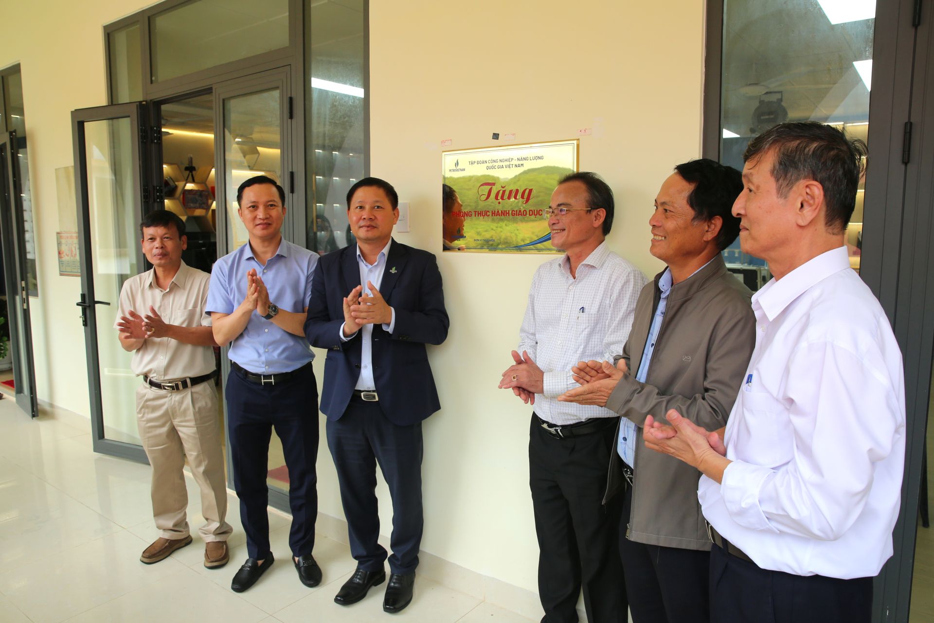 BSR lan tỏa nghĩa tình đến khu tây tỉnh Quảng Ngãi, khánh thành 2 phòng học STEM hiện đại