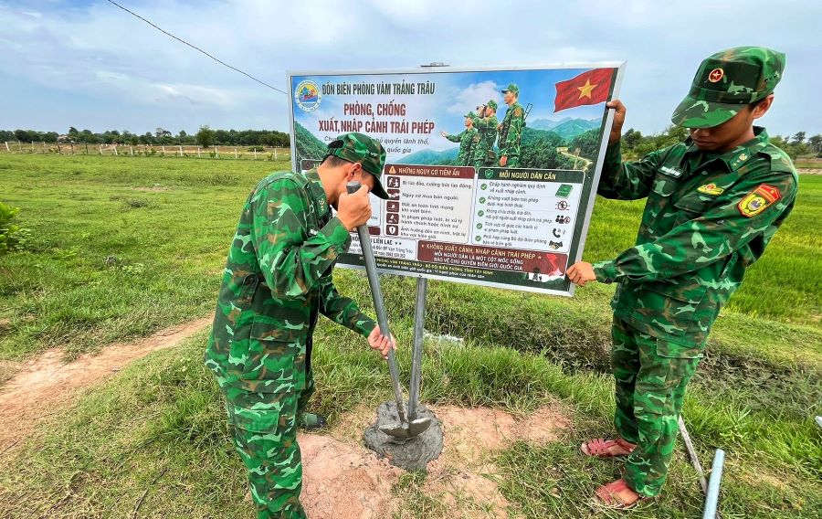 Đồn Biên phòng Vàm Trảng Trâu tuyên truyền trực quan thông qua các bảng tuyên truyền được đơn vị tổ chức đặt cố định trên biên giới Đồn Biên phòng Vàm Trảng Trâu tuyên truyền trực quan thông qua các bảng tuyên truyền được đơn vị tổ chức đặt cố định trên biên giới