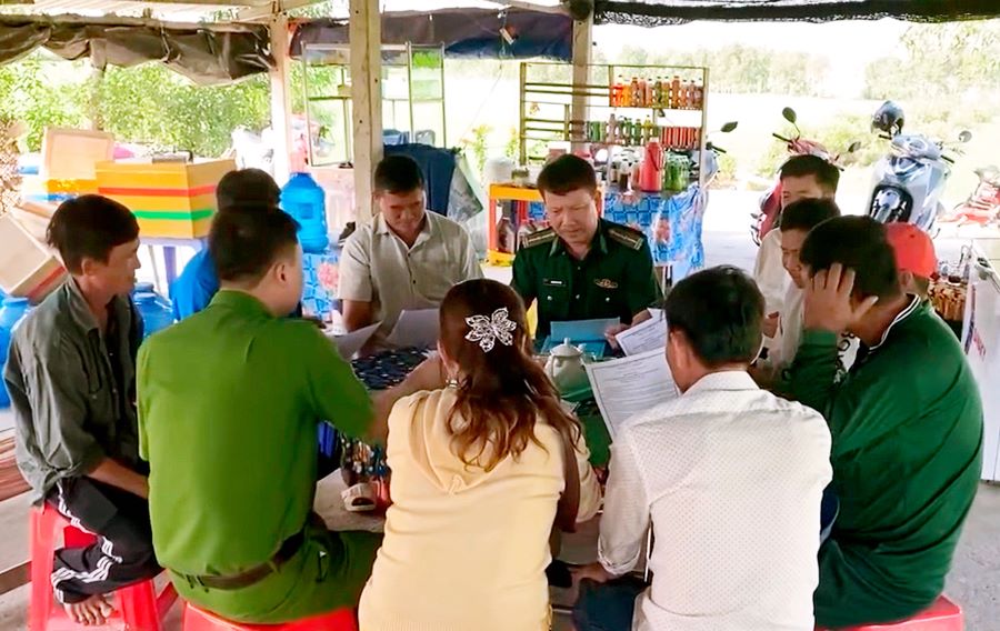 Cán bộ Đồn Biên phòng Mỹ Thạnh Tây tuyên truyền pháp luật cho Nhân dân trên địa bàn Cán bộ Đồn Biên phòng Mỹ Thạnh Tây tuyên truyền pháp luật cho Nhân dân trên địa bàn