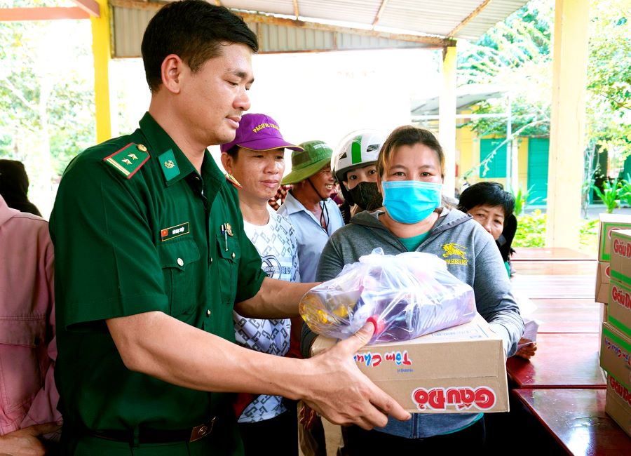 Đồn Biên phòng Sông Trăng tặng quà cho bà con Nhân dân khó khăn trên địa bàn Đồn Biên phòng Sông Trăng tặng quà cho bà con Nhân dân khó khăn trên địa bàn