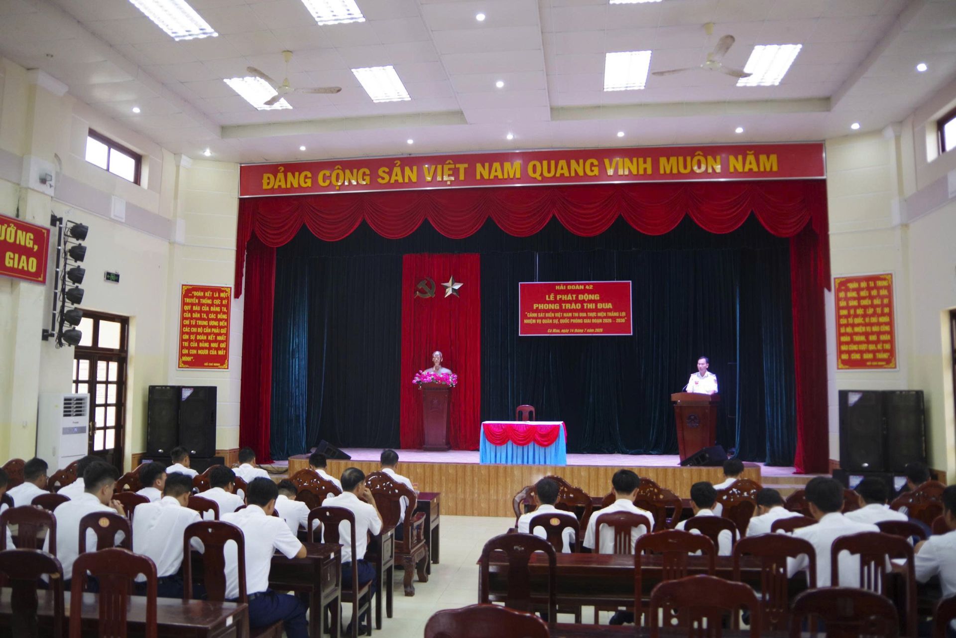 Toàn cảnh buổi lễ phát động thi đua Toàn cảnh buổi lễ phát động thi đua