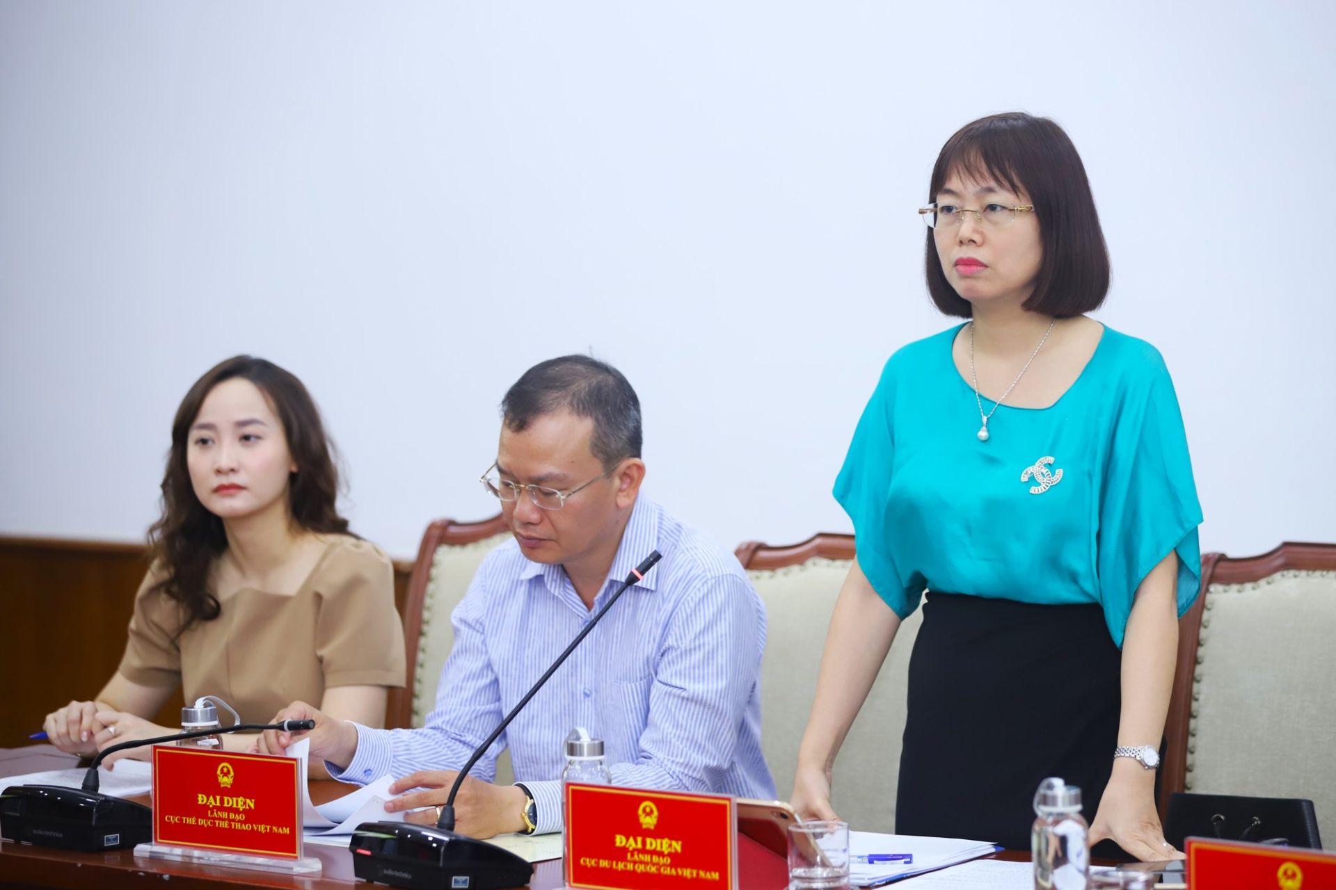 Đại diện l&atilde;nh đạo c&aacute;c đơn vị thuộc Bộ trao đổi với c&aacute;c cơ quan b&aacute;o ch&iacute; tại buổi họp b&aacute;o.