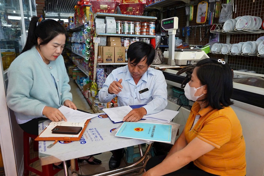 Đoàn kiểm tra liên ngành kiểm tra an toàn thực phẩm tại một cơ sở kinh doanh các mặt hàng thực phẩm trên địa bàn phường Nam Gia Nghĩa. Đoàn kiểm tra liên ngành kiểm tra an toàn thực phẩm tại một cơ sở kinh doanh các mặt hàng thực phẩm trên địa bàn phường Nam Gia Nghĩa.