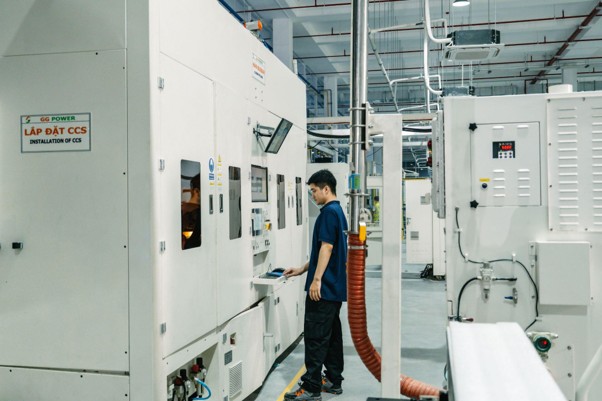 Công đoạn vận hành trạm hàn tự động, đảm bảo quá trình kết nối các cực cell pin diễn ra chính xác, đồng nhất và ổn định Công đoạn vận hành trạm hàn tự động, đảm bảo quá trình kết nối các cực cell pin diễn ra chính xác, đồng nhất và ổn định