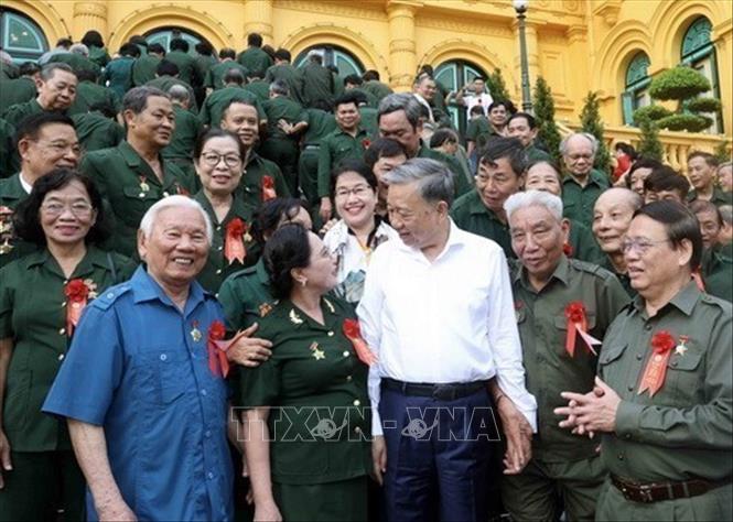 Chiều 15/7/2024, tại Phủ Chủ tịch, Tổng B&iacute; thư, Chủ tịch nước T&ocirc; L&acirc;m gặp mặt th&acirc;n mật Đo&agrave;n đại biểu Hội Cựu thanh ni&ecirc;n xung phong nh&acirc;n kỷ niệm 74 năm Ng&agrave;y truyền thống (15/7/1950 - 15/7/2024). Ảnh: Nhan S&aacute;ng/TTXVN