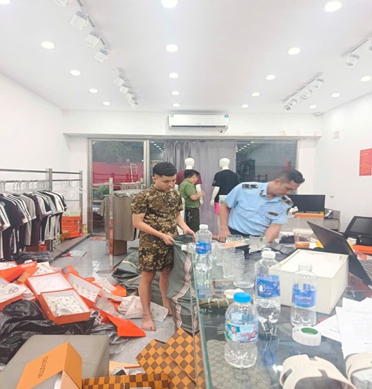 Bắc Ninh: Tạm giữ lô hàng giả mạo thời trang các thương hiệu lớn
