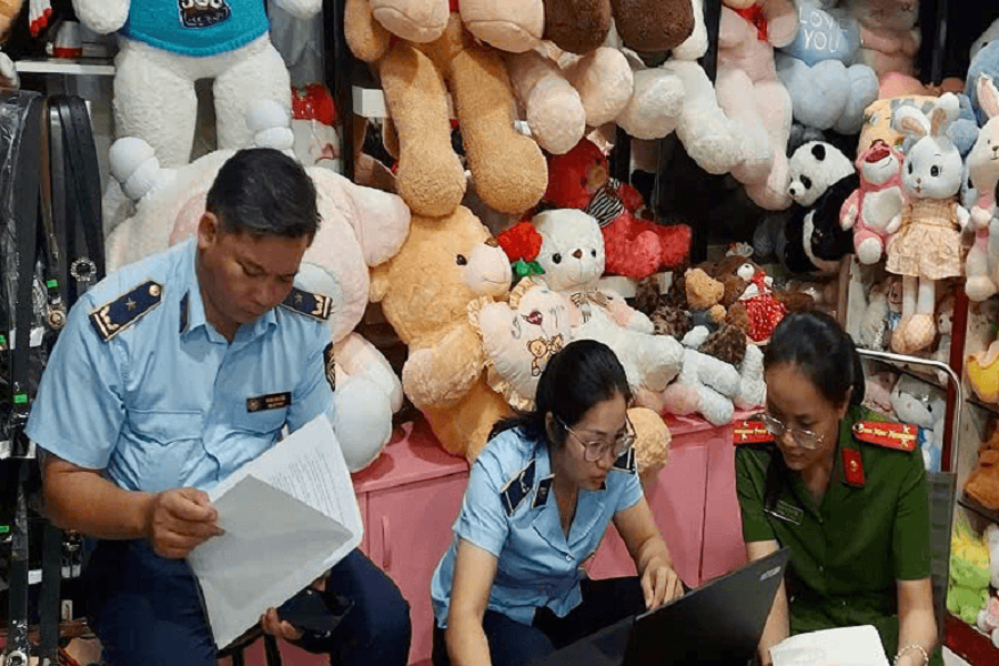 Một cửa hàng kinh doanh đồ chơi trẻ em không có hóa đơn chứng từ bị lực lượng chức năng phát hiện và làm việc. Một cửa hàng kinh doanh đồ chơi trẻ em không có hóa đơn chứng từ bị lực lượng chức năng phát hiện và làm việc.