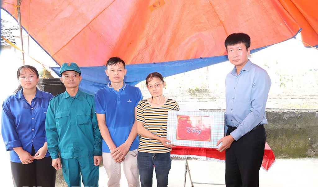 Trần Huy Tuấn, Ủy vi&ecirc;n Trung ương Đảng, B&iacute; thư Tỉnh ủy, B&iacute; thư Đảng ủy Qu&acirc;n sự tỉnh tặng qu&agrave; chị Phạm Thị Nga ở th&ocirc;n Trung H&ograve;a, x&atilde; Y&ecirc;n M&ocirc;.