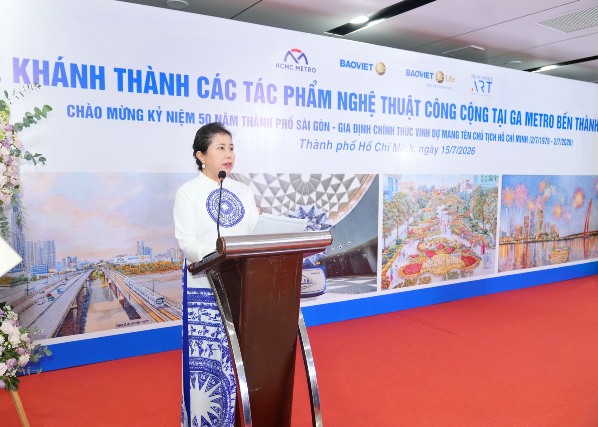 Họa sĩ Nguyễn Thu Thủy ph&aacute;t biểu tại Lễ Kh&aacute;nh th&agrave;nh C&aacute;c t&aacute;c phẩm nghệ thuật trang tr&iacute; Ga Metro Bến Th&agrave;nh