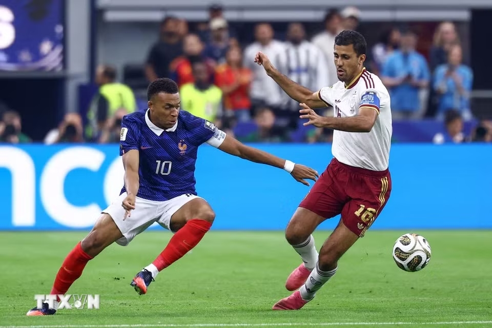 Kylian Mbappe, niềm hy vọng lớn nhất tr&ecirc;n h&agrave;ng c&ocirc;ng tuyển Ph&aacute;p, gần như bị c&ocirc; lập.