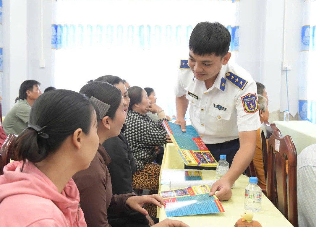 Cán bộ, chiến sĩ Vùng Cảnh sát biển 3 phát tờ rơi tuyên truyền Cán bộ, chiến sĩ Vùng Cảnh sát biển 3 phát tờ rơi tuyên truyền