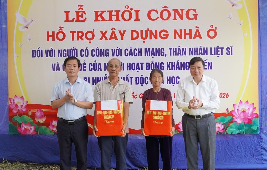 Bí thư Tỉnh ủy Nguyễn Văn Phương và Chủ tịch UBND tỉnh Lê Hồng Vĩnh tặng quà cho các hộ gia đình trong lễ khởi công Bí thư Tỉnh ủy Nguyễn Văn Phương và Chủ tịch UBND tỉnh Lê Hồng Vĩnh tặng quà cho các hộ gia đình trong lễ khởi công