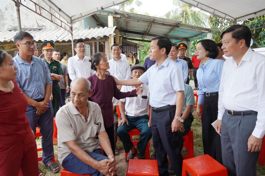 Bí thư Tỉnh ủy Nguyễn Văn Phương và Chủ tịch UBND tỉnh Lê Hồng Vinh ân cần thăm hỏi tình hình Mansionbet.com phiên bản của gia đình bà Nguyễn Thị Quyên Bí thư Tỉnh ủy Nguyễn Văn Phương và Chủ tịch UBND tỉnh Lê Hồng Vinh ân cần thăm hỏi tình hình Mansionbet.com phiên bản của gia đình bà Nguyễn Thị Quyên