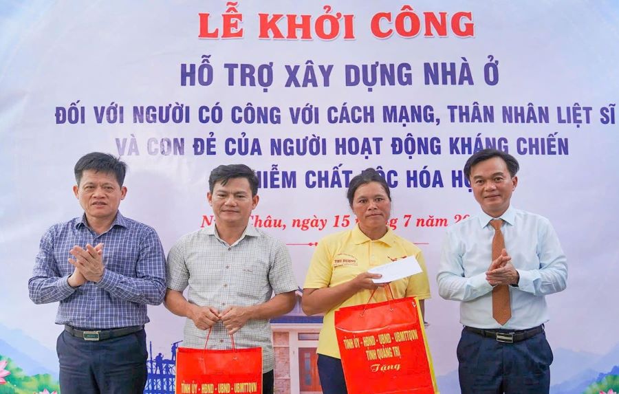 Phó Bí thư Tỉnh ủy, Chủ tịch Ủy ban MTTQ Việt Nam tỉnh Nguyễn Chiến Thắng và Phó Chủ tịch UBND tỉnh Lê Văn Bảo trao quà cho các hộ gia đình trong lễ khởi công tại xã Ninh Châu Phó Bí thư Tỉnh ủy, Chủ tịch Ủy ban MTTQ Việt Nam tỉnh Nguyễn Chiến Thắng và Phó Chủ tịch UBND tỉnh Lê Văn Bảo trao quà cho các hộ gia đình trong lễ khởi công tại xã Ninh Châu