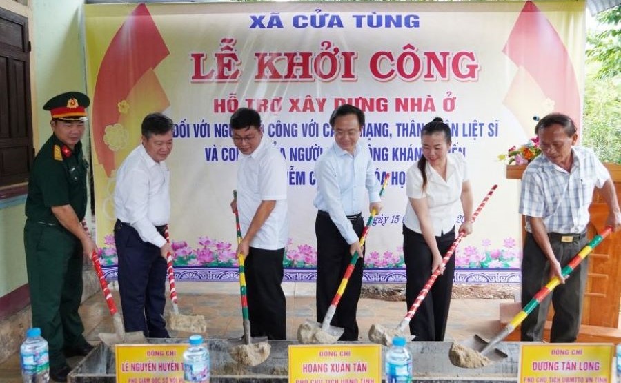 Phó Chủ tịch UBND tỉnh Quảng Trị Hoàng Xuân Tân cùng đại biểu thực hiện nghi thức khởi công tại xã Cửa Tùng Phó Chủ tịch UBND tỉnh Quảng Trị Hoàng Xuân Tân cùng đại biểu thực hiện nghi thức khởi công tại xã Cửa Tùng