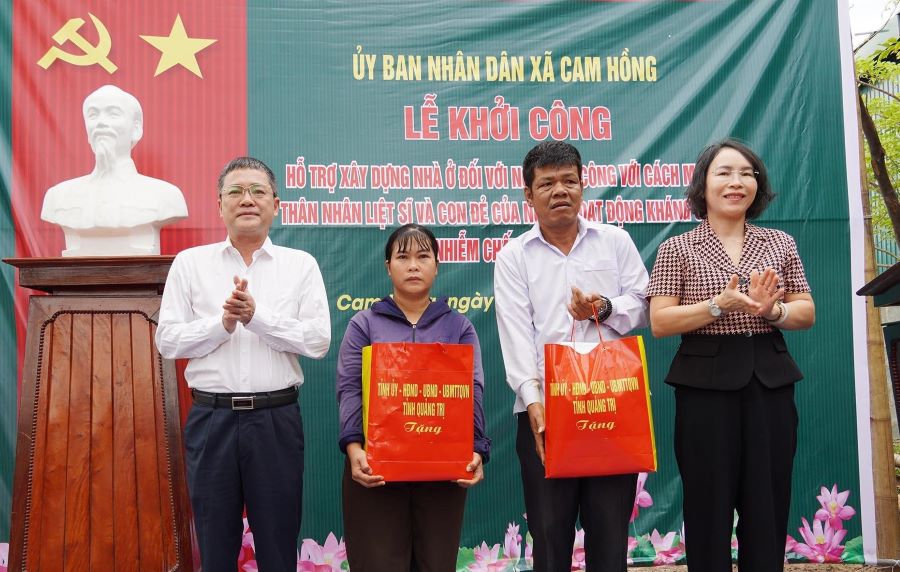 Phó Chủ tịch UBND tỉnh Quảng Trị Phan Phong Phú trao quà cho các hộ trong lễ khởi công tại xã Cam Hồng Phó Chủ tịch UBND tỉnh Quảng Trị Phan Phong Phú trao quà cho các hộ trong lễ khởi công tại xã Cam Hồng