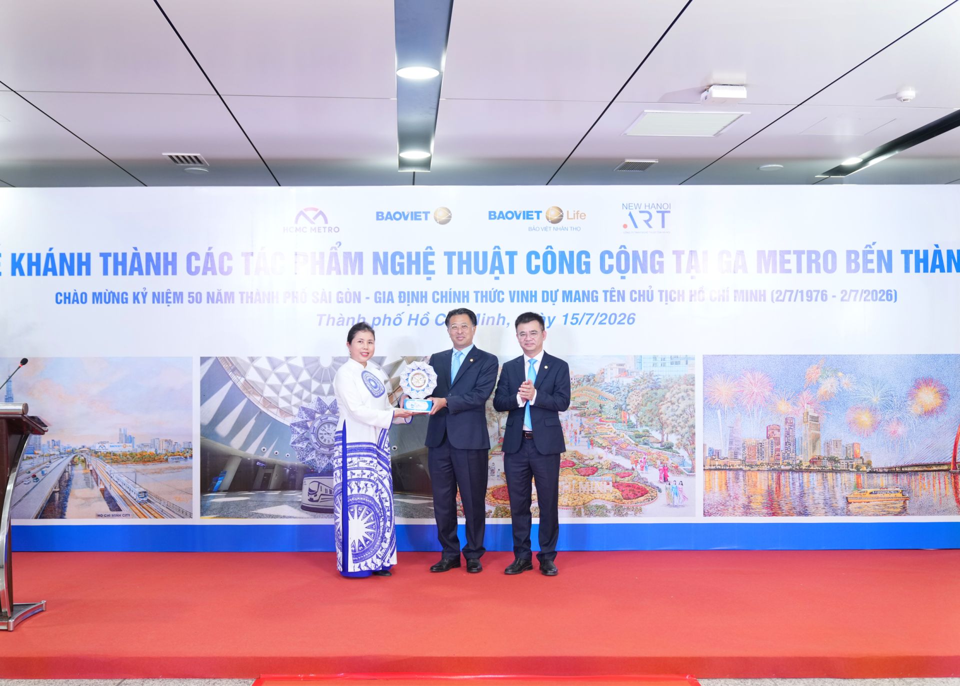 Hoạ sĩ Nguyễn Thu Thuỷ trao tặng m&ocirc; h&igrave;nh Đồng hồ gốm Đ&ocirc;ng Sơn tới Ng&agrave;i Inami Ryota - th&agrave;nh vi&ecirc;n Hội đồng Quản trị Tập đo&agrave;n Bảo Việt