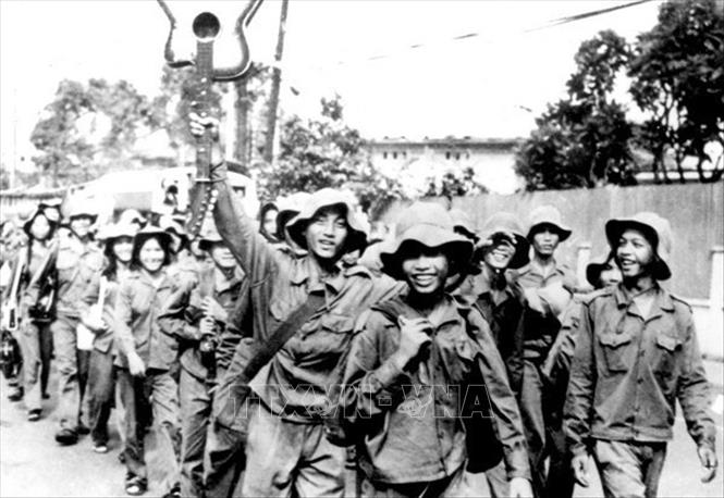 Thanh ni&ecirc;n xung phong Th&agrave;nh phố Hồ Ch&iacute; Minh hăng h&aacute;i l&ecirc;n đường đi x&acirc;y dựng v&ugrave;ng kinh tế mới, ng&agrave;y 28/3/1976. Ảnh: Tư liệu/TTXVN ph&aacute;t