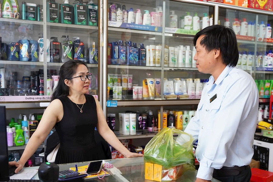 Thành viên đoàn kiểm tra liên ngành trao đổi thông tin về phòng, chống hàng giả, hàng nhái, hàng kém chất lượng với chủ một tạp hóa trên địa bàn. Thành viên đoàn kiểm tra liên ngành trao đổi thông tin về phòng, chống hàng giả, hàng nhái, hàng kém chất lượng với chủ một tạp hóa trên địa bàn.