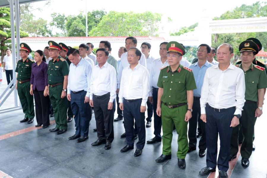 Thường trực Ban B&iacute; thư Trần Cẩm T&uacute; c&ugrave;ng đo&agrave;n c&ocirc;ng t&aacute;c d&acirc;ng hoa, d&acirc;ng hương tại Khu mộ 10 nữ anh h&ugrave;ng liệt sĩ thanh ni&ecirc;n xung phong ở Ng&atilde; ba Đồng Lộc