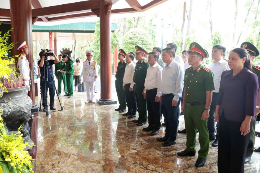 Thường trực Ban B&iacute; thư Trần Cẩm T&uacute; c&ugrave;ng đo&agrave;n c&ocirc;ng t&aacute;c d&acirc;ng hoa, d&acirc;ng hương tại Nh&agrave; bia tưởng niệm liệt sĩ thanh ni&ecirc;n xung phong to&agrave;n quốc