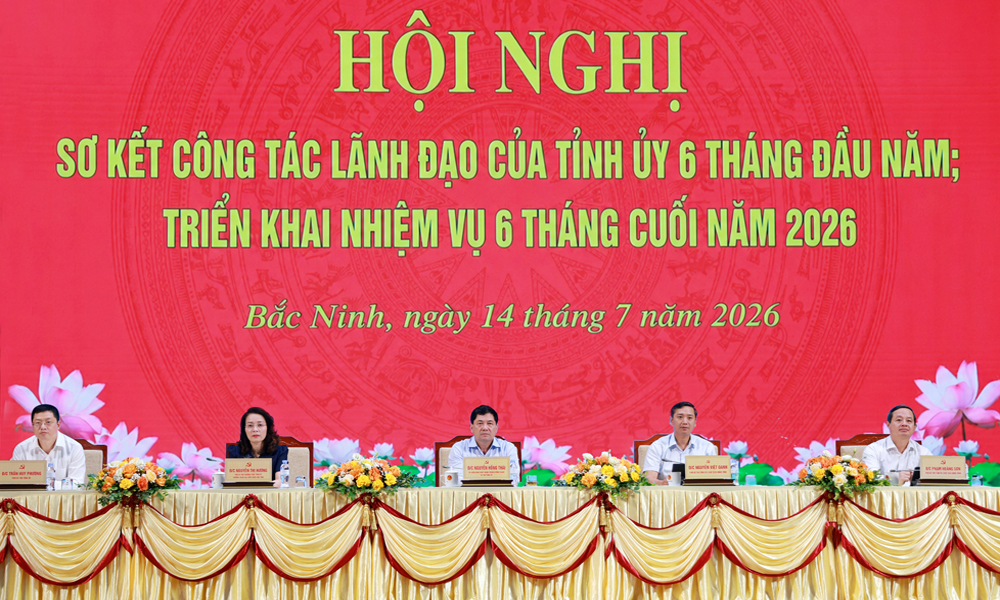 C&aacute;c đồng ch&iacute; Thường trực Tỉnh ủy chủ tr&igrave; hội nghị.