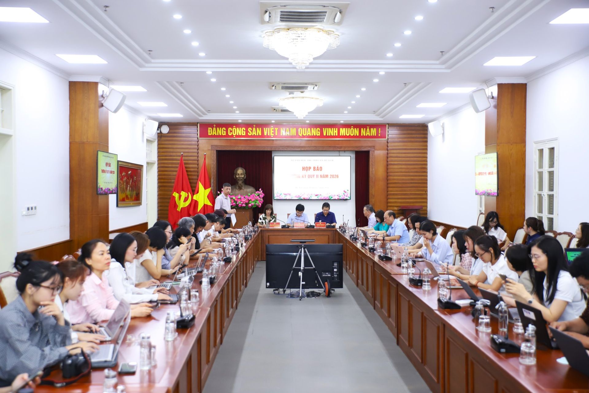 To&agrave;n cảnh buổi họp b&aacute;o.