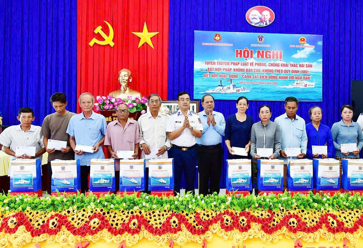Trao quà cho các gia đình chính sách, chủ tàu cá, ngư dân có hoàn cảnh khó khăn Trao quà cho các gia đình chính sách, chủ tàu cá, ngư dân có hoàn cảnh khó khăn
