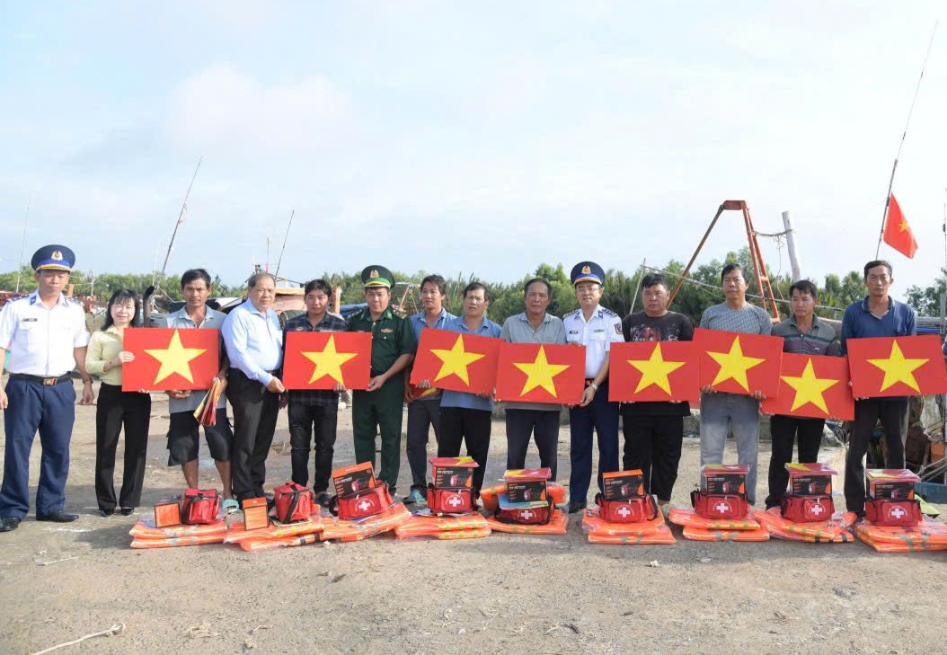Bộ Tư lệnh Vùng Cảnh sát biển 3 phối hợp tổ chức Chương trình "Cảnh sát biển đồng hành với ngư dân"