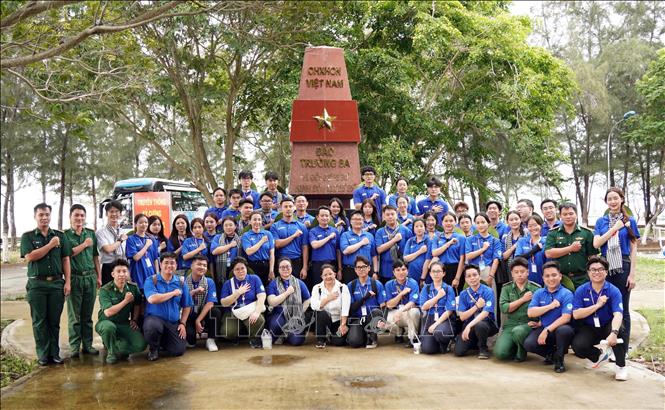 ội Li&ecirc;n hiệp Thanh ni&ecirc;n Việt Nam Th&agrave;nh phố Hồ Ch&iacute; Minh lần đầu ti&ecirc;n tổ chức Đội h&igrave;nh t&igrave;nh nguyện Du học sinh tham gia c&aacute;c hoạt động v&igrave; cộng đồng tại x&atilde; đảo Thạnh An. Ảnh: Trung Tuyến/TTXVN