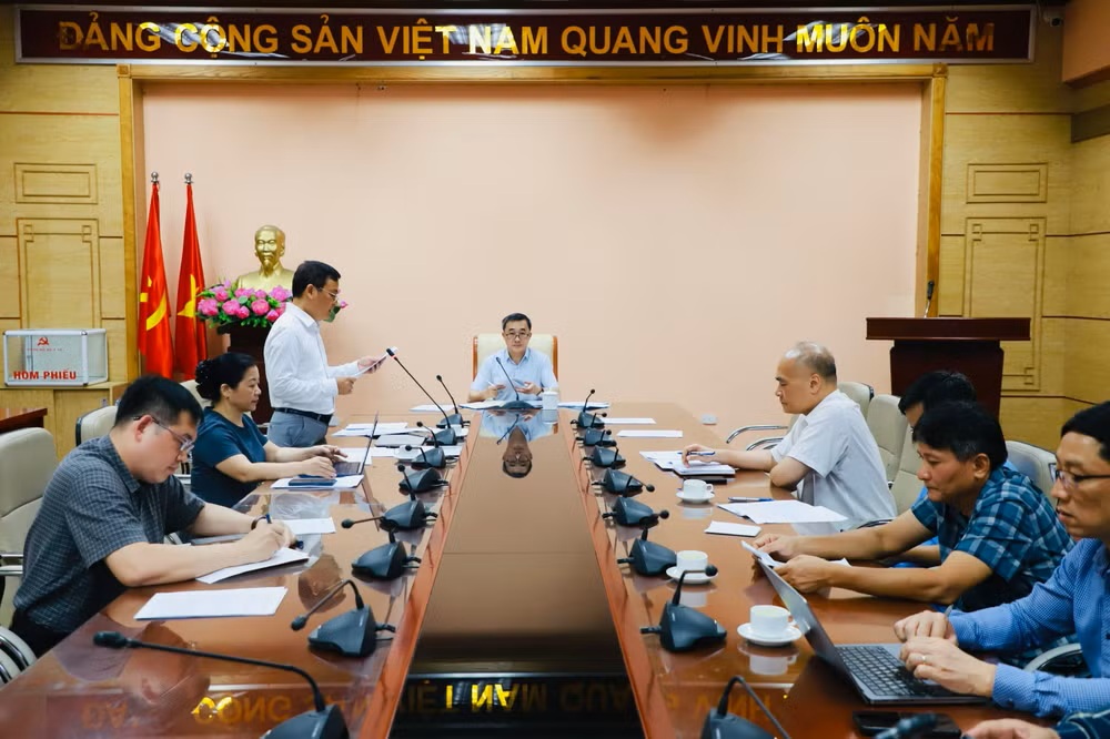 Tiến sĩ Vương &Aacute;nh Dương, Ph&oacute; Cục trưởng Cục Quản l&yacute; Kh&aacute;m, chữa bệnh b&aacute;o c&aacute;o tại cuộc họp