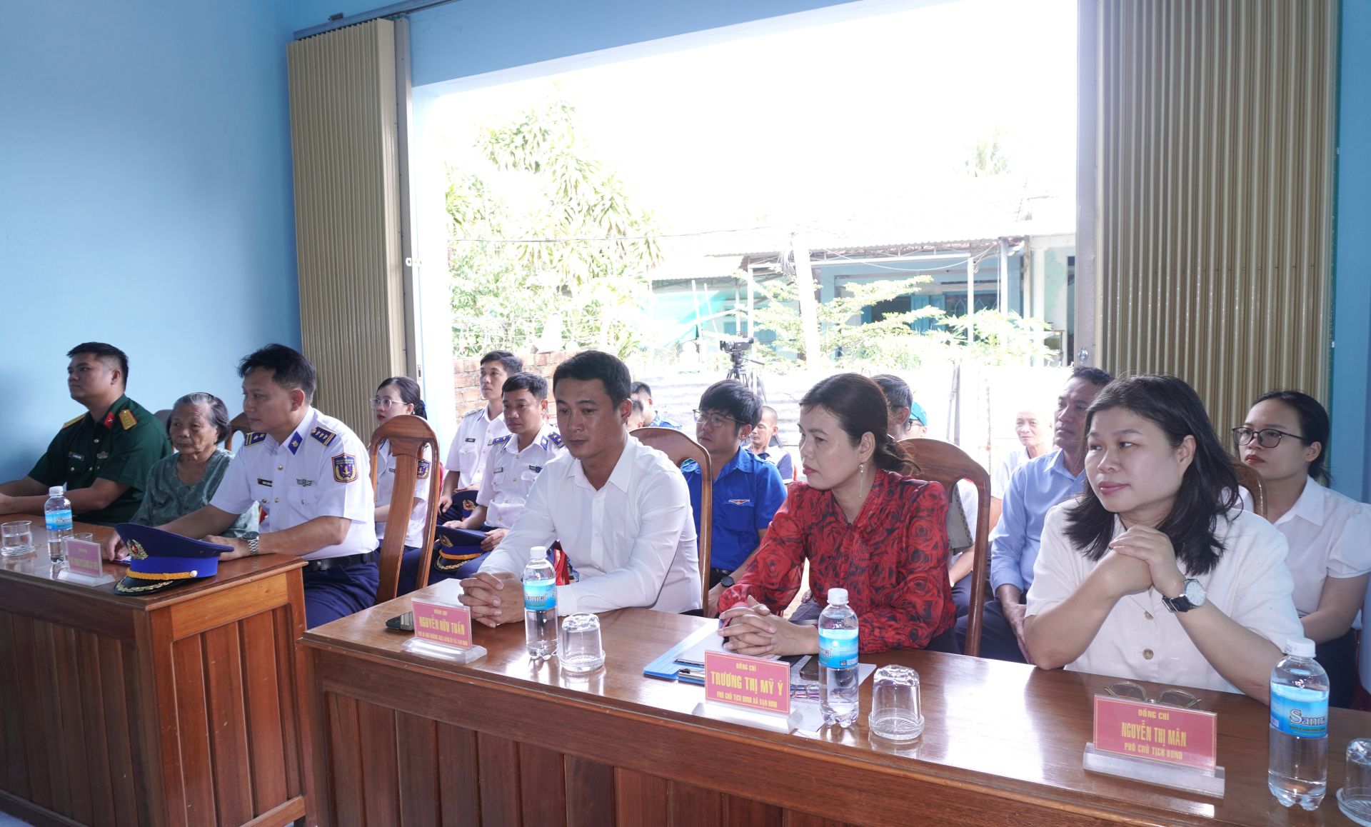 Đại biểu dự kh&aacute;nh th&agrave;nh v&agrave; b&agrave;n giao