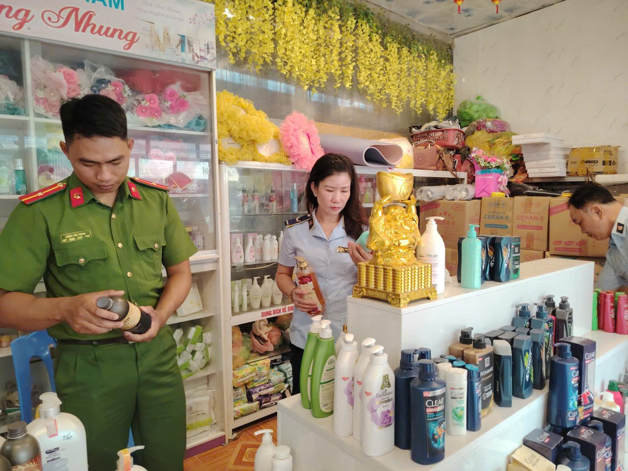 Sơn La: Phạt 12 triệu đồng cơ sở bán mỹ phẩm không rõ nguồn gốc qua mạng xã hội
