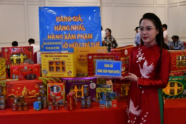 Khu trưng b&agrave;y h&agrave;ng giả, h&agrave;ng vi phạm sở hữu tr&iacute; tuệ