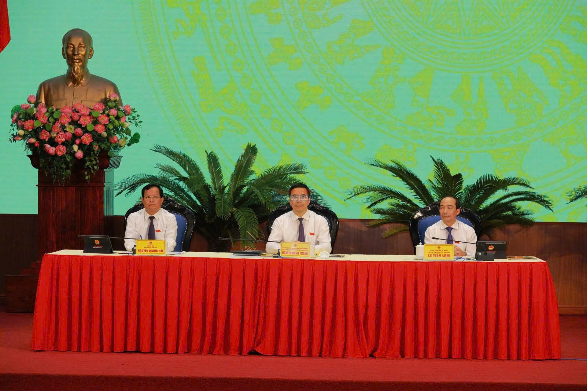 Chủ tịch HĐND tỉnh Nguyễn Hồng Phong và các đồng chí Phó Chủ tịch HĐND tỉnh điều hành kỳ họp. Chủ tịch HĐND tỉnh Nguyễn Hồng Phong và các đồng chí Phó Chủ tịch HĐND tỉnh điều hành kỳ họp.
