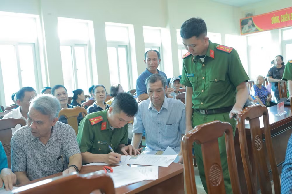 Lực lượng C&ocirc;ng an lấy th&ocirc;ng tin của c&aacute;c th&acirc;n nh&acirc;n liệt sĩ