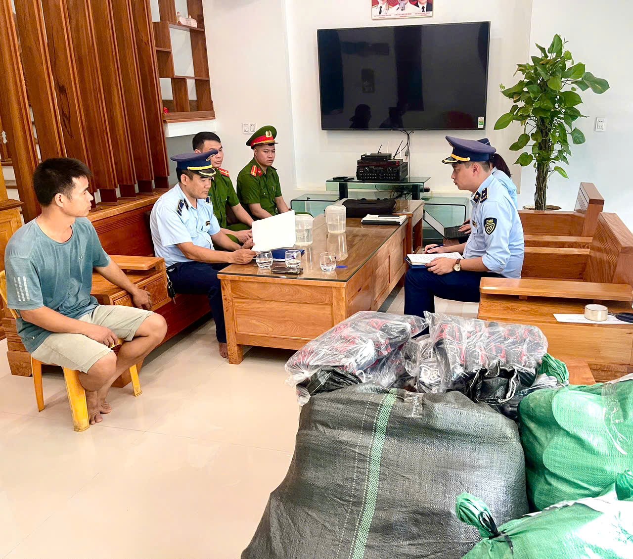 Thanh Hóa: Xử phạt và buộc tiêu hủy hàng trăm sản phẩm giả mạo nhãn hiệu tại Ngọc Lặc
