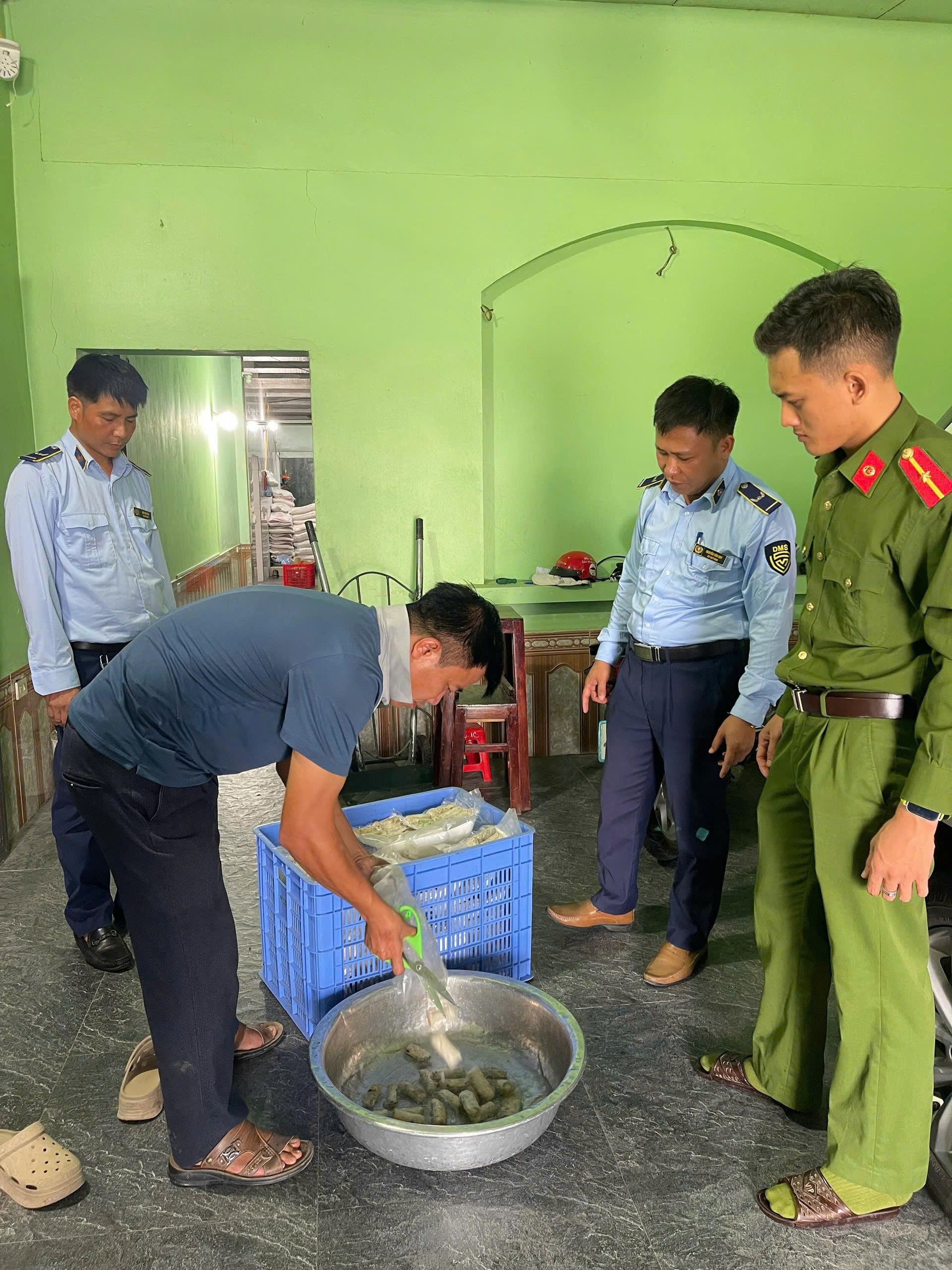 Lực lượng chức năng giám sát việc tiêu hủy hàng hóa vi phạm Lực lượng chức năng giám sát việc tiêu hủy hàng hóa vi phạm