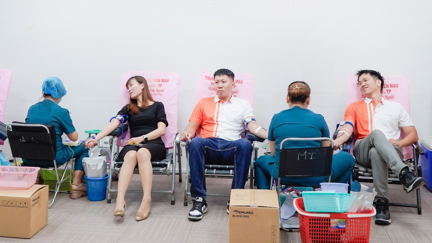 Các nhân viên công ty tham gia hiến máu nhân đạo Các nhân viên công ty tham gia hiến máu nhân đạo