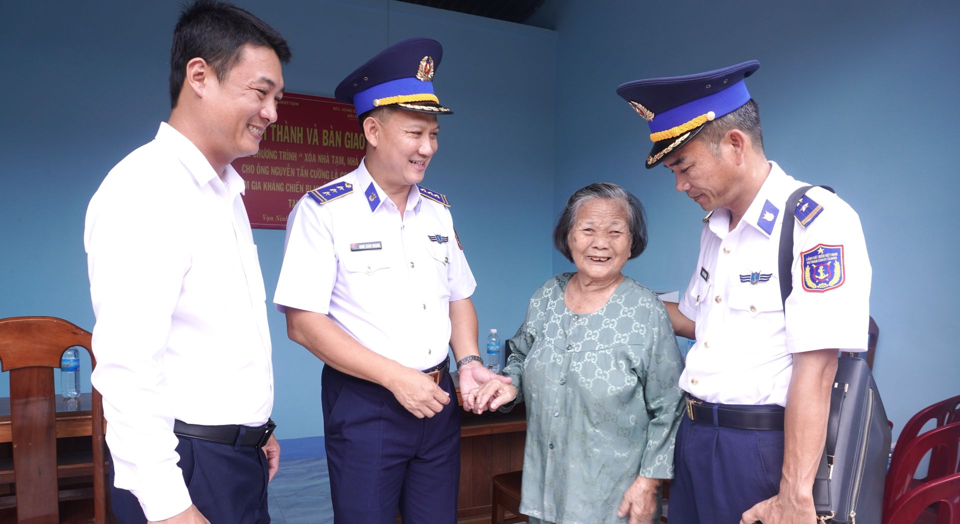 Thăm hỏi, động vi&ecirc;n đại diện gia đ&igrave;nh ch&iacute;nh s&aacute;ch
