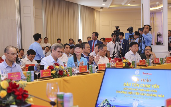 L&atilde;nh đạo C&ocirc;ng ty Yến s&agrave;o Kh&aacute;nh H&ograve;a tham dự hội thảo