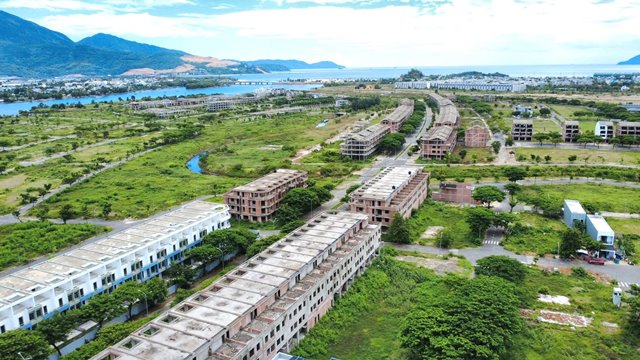 Trong giai đoạn đầu triển khai từ năm 2010, chủ đầu tư đ&atilde; ho&agrave;n thiện nhiều hạng mục hạ tầng kỹ thuật v&agrave; chuyển nhượng 2.804 l&ocirc; đất nền với tổng diện t&iacute;ch hơn 42 ha.