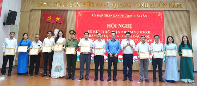 &Ocirc;ng Nguyễn Th&uacute;c Dũng, Ph&oacute; B&iacute; thư Đảng uỷ, Chủ tịch UBND phường v&agrave; &ocirc;ng B&ugrave;i Nguyễn Hồng Hải, Ph&oacute; Chủ tịch UBND phường khen thưởng c&aacute;c c&aacute; nh&acirc;n xuất sắc.