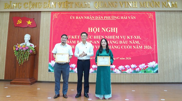 &Ocirc;ng V&otilde; Khoa Nguy&ecirc;n, Ph&oacute; Chủ tịch Thường trực UBND phường khen thưởng c&aacute;c tập thể xuất sắc .