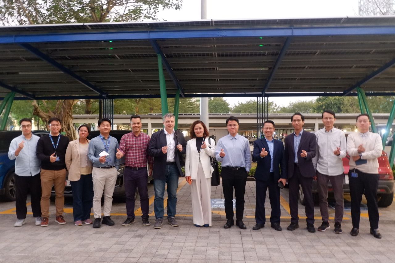 GS. Konstantin Novoselov c&ugrave;ng c&aacute;c nh&agrave; nghi&ecirc;n cứu tại Ph&ograve;ng th&iacute; nghiệm Khoa học Vật liệu Kỹ thuật số (DMS), Trung t&acirc;m Tr&iacute; tuệ M&ocirc;i trường (CEI), VinUni, tại VOLTERRA - hệ thống sạc th&ocirc;ng minh đột ph&aacute; được ph&aacute;t triển bởi c&aacute;c nh&agrave; khoa học CEI v&agrave; thế giới. Ảnh: CEI.