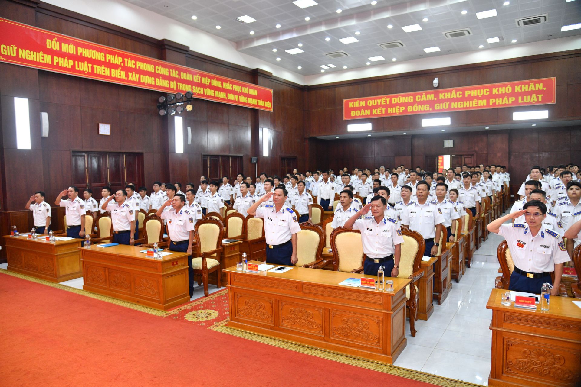Thực hiện nghi thức chào cờ tại buổi Lễ. Thực hiện nghi thức chào cờ tại buổi Lễ.