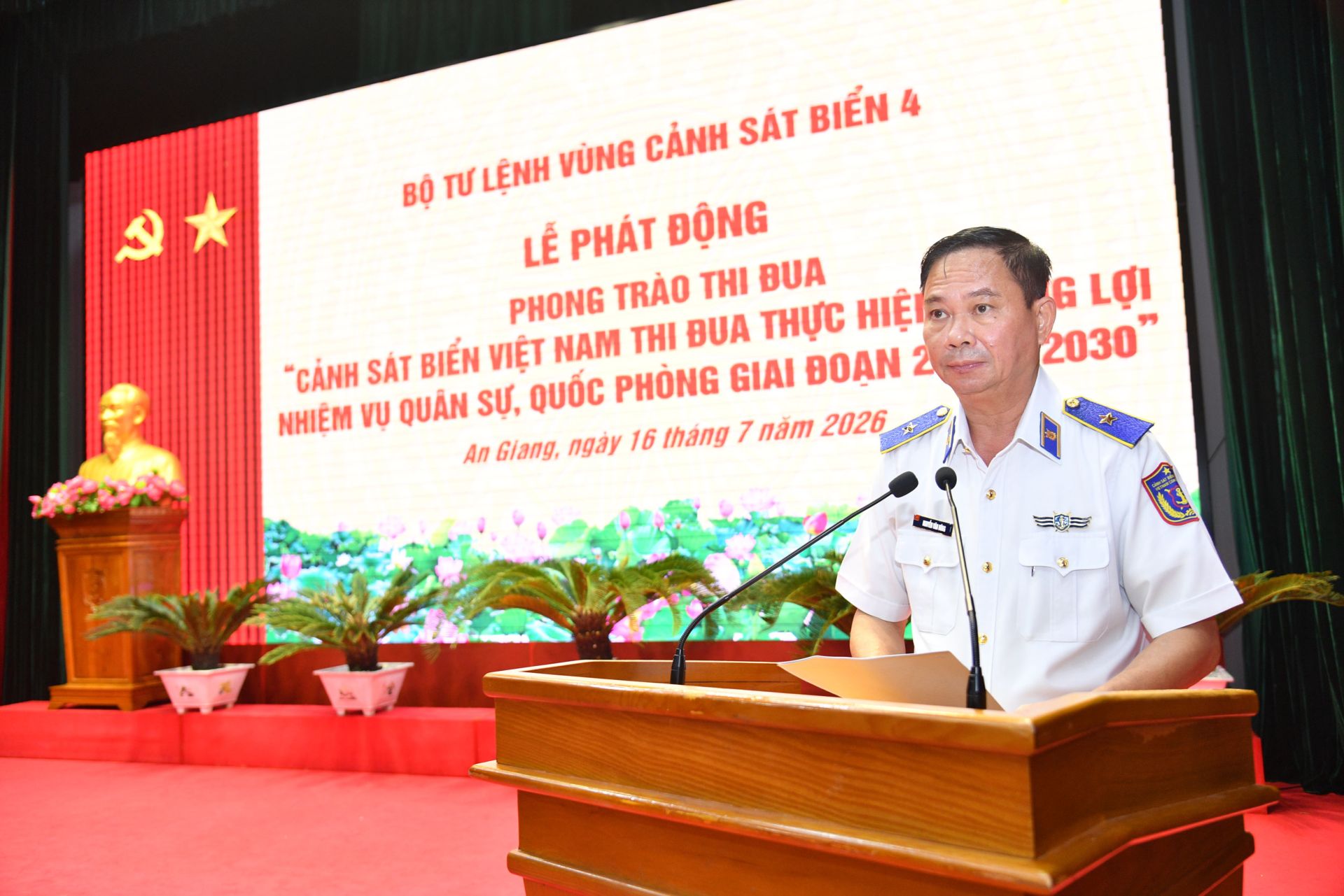 Thiếu tướng Nguyễn Văn Dũng - Bí thư Đảng ủy, Chính ủy, Chủ tịch Hội đồng Thi đua - Khen thưởng Bộ Tư lệnh Vùng Cảnh sát biển 4 phát động Phong trào thi đua thực hiện thắng lợi nhiệm vụ quân sự quốc phòng giai đoạn 2026 - 2030. Thiếu tướng Nguyễn Văn Dũng - Bí thư Đảng ủy, Chính ủy, Chủ tịch Hội đồng Thi đua - Khen thưởng Bộ Tư lệnh Vùng Cảnh sát biển 4 phát động Phong trào thi đua thực hiện thắng lợi nhiệm vụ quân sự quốc phòng giai đoạn 2026 - 2030.