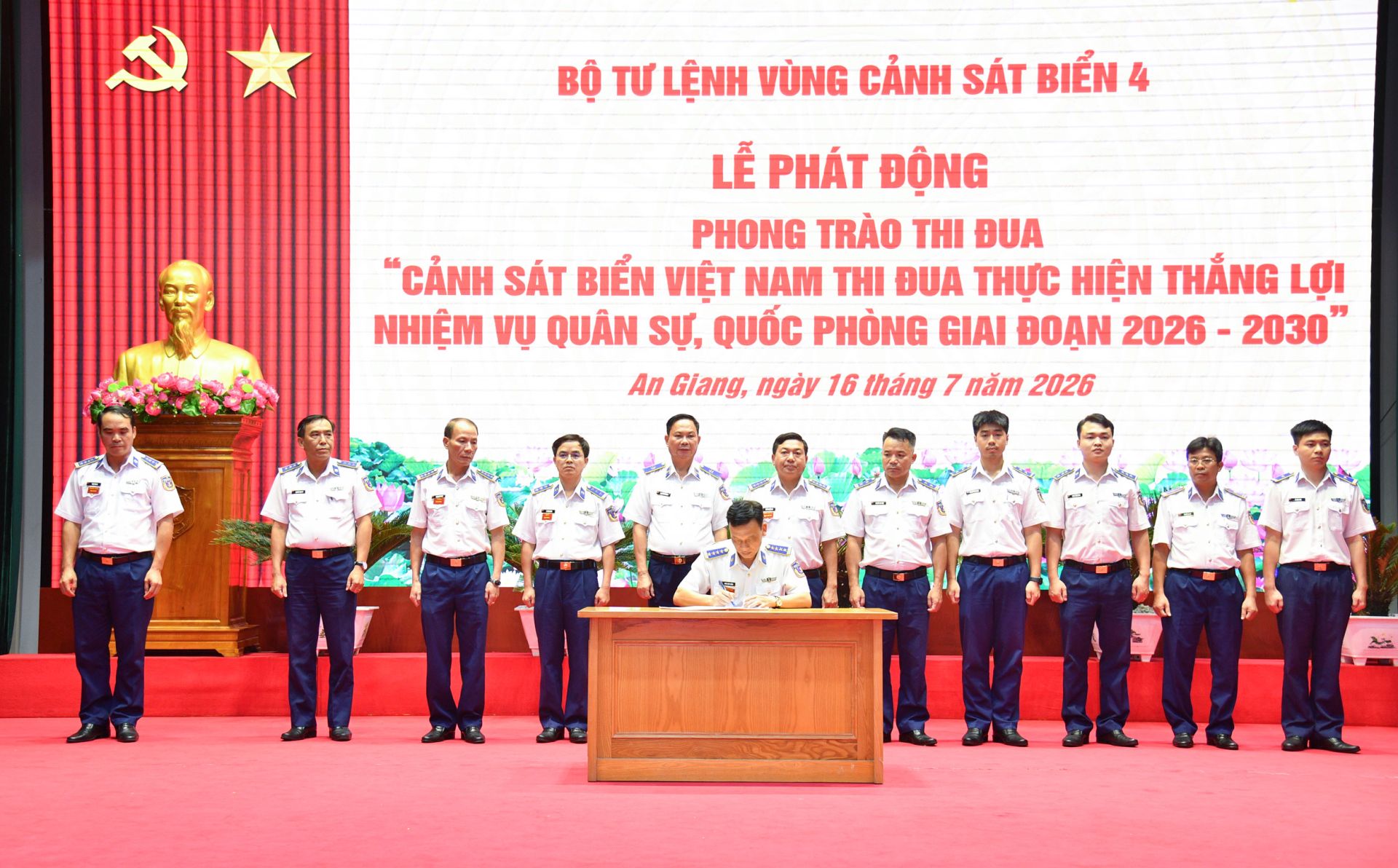 Đại diện chỉ huy các cơ quan, đơn vị ký kết giao ước thi đua. Đại diện chỉ huy các cơ quan, đơn vị ký kết giao ước thi đua.